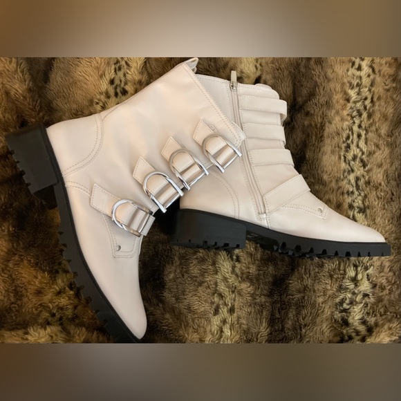 Vince Camuto Shoes - NEW Pair of VINCE CAMUTO White Boots Size 10 Frishea Leather Upper Shoes